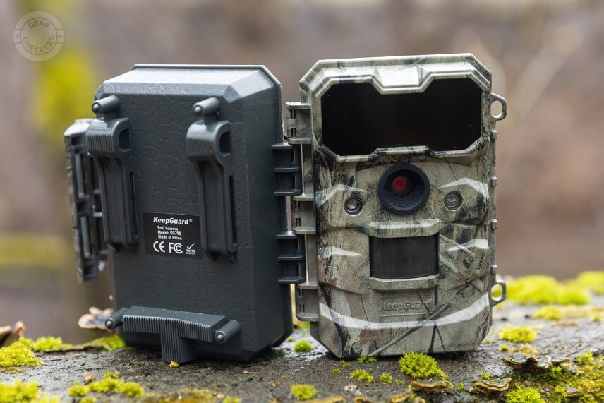 Na prednej strane nájdeme len nočný prísvit, fotoaparát, luxmeter, indikačnú diódu a pohybový senzor. Zadná časť obsahuje prvky pre lanový zámok a popruh.