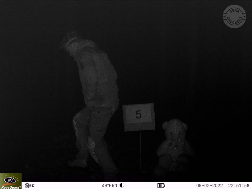 Výkon LED: vysoký - NV uzávierka: vysoká.