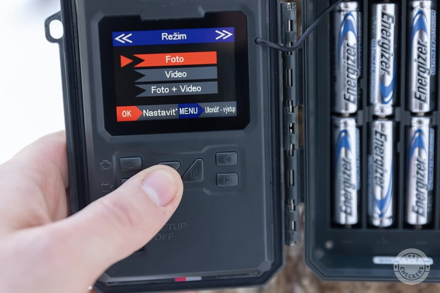 Medzi jednotlivými položkami v menu sa prepína pomocou šípok vľavo a vpravo.