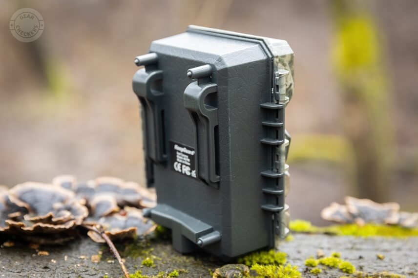 Na zadnej strane nechýbajú prvky pre lanový zámok a popruh.