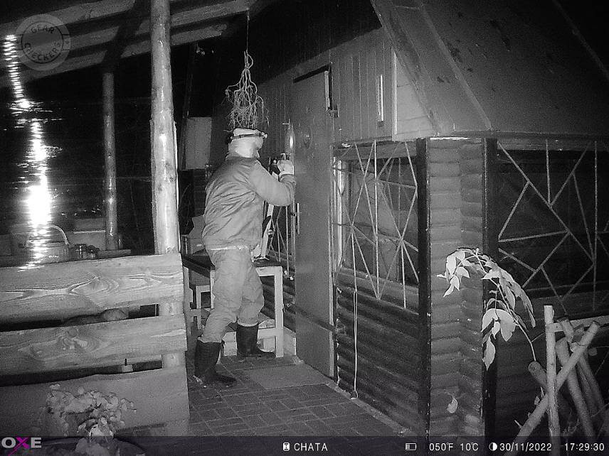 Kvalitný záznam z fotopasce môže dopomôcť k odhaleniu identity nechceného návštevníka. Fotopasca taktiež zaznamená presný dátum a čas jeho návštevy.