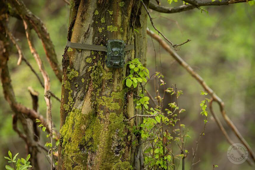 Predná strana fotopasce je potlačená maskovacím vzorom v odtieňoch zelenej farby.