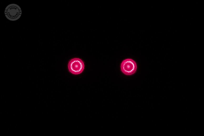 Nočný prísvit fotopasce OMG H885 zabezpečujú 2 LED diódy s vlnovou dĺžkou 850 nm.