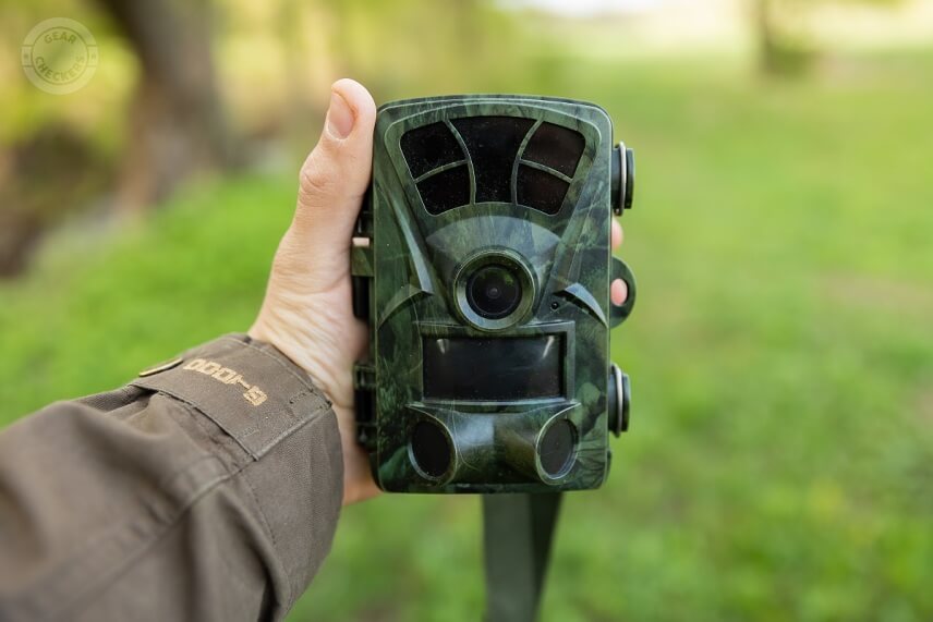 Fotopasca OMG H885 patrí k stredne veľkým fotopasciam.