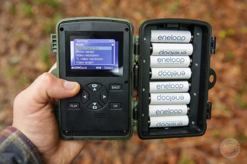 Vďaka veľkým tlačidlám sa dá fotopasca OMG H885 pohodlne ovládať jednou rukou.