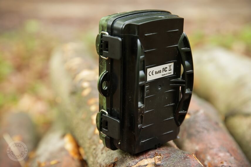 Na zadnej strane fotopasce OMG H885 sa nachádza priestor pre 5 mm lanový zámok. Zboku nájdeme 6 mm očko pre uzamknutie fotopasce visiacim zámkom.