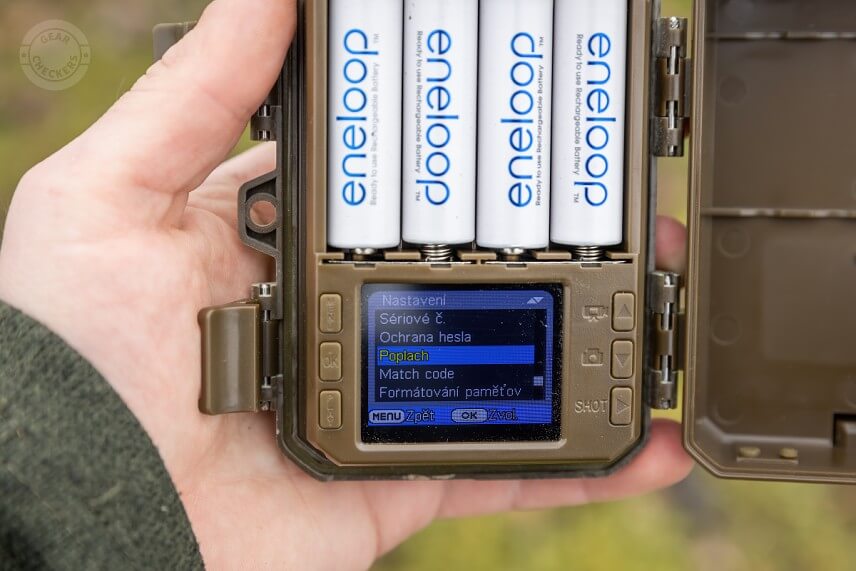 Pre spárovanie OXE Gepard II s detektorom pohybu stačí zapnúť funkciu “Poplach” v MENU fotopasce.