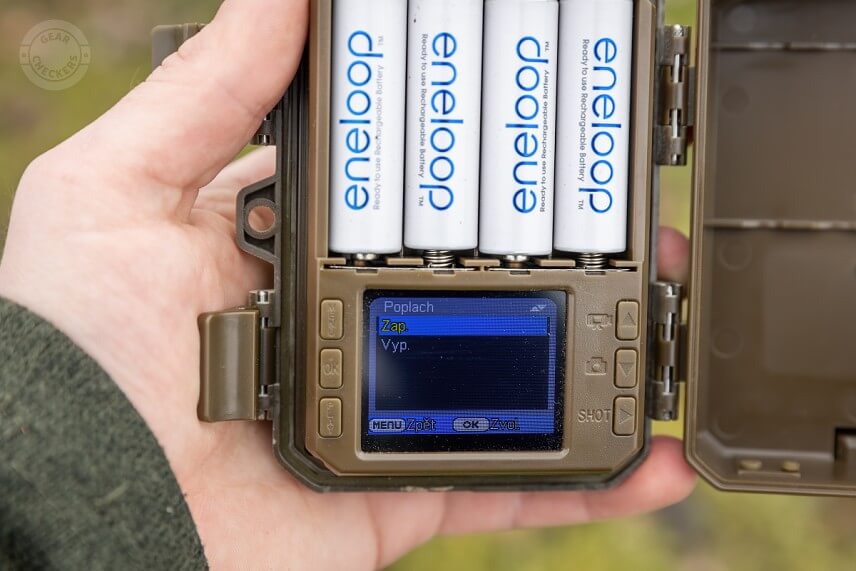 Pre spárovanie OXE Gepard II s detektorom pohybu stačí zapnúť funkciu “Poplach” v MENU fotopasce.