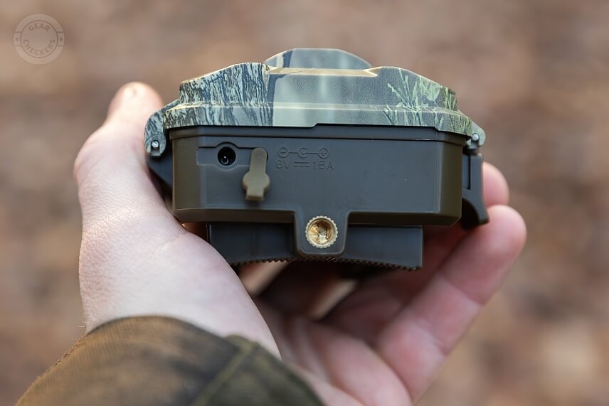 Okrem AA batérii je možné použiť aj 6V externý zdroj - solárny panel alebo externú batériu.