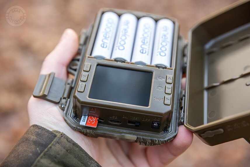 Slot pre 32 GB pamäťovú kartu sa nachádza vo vnútri, na lavej strane.