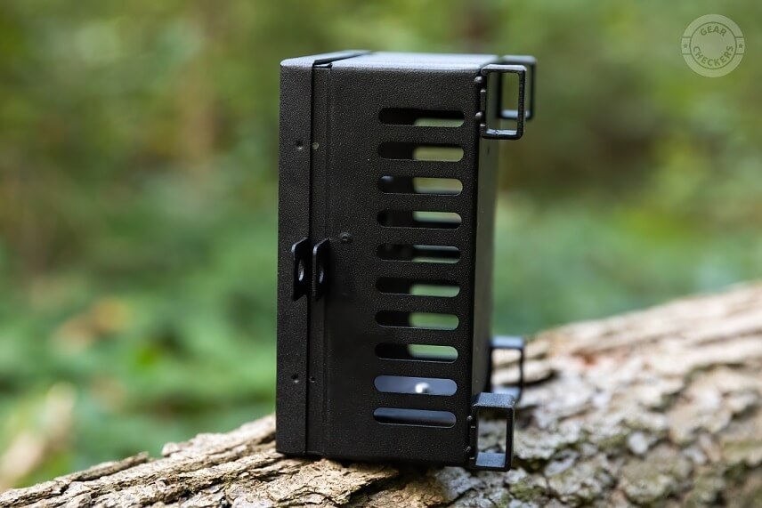 Oká na prevlečenie popruhu a zámku na zadnej strane boxu nám prídu zbytočné, tieto funkcie mohli byť integrované priamo do tela boxu, pre hrubšie laná či reťaze mohli byť tieto oká len v spodnej časti ochranného boxu, nie na jeho zadnej strane.