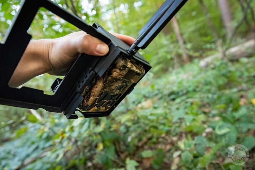 Fotopasca v boxe drží v akejkoľvek polohe. Pri manipulácii s ňou je to veľké plus, nemusíte sa báť, že by fotopasca po otvorení dvierok boxu vypadla.