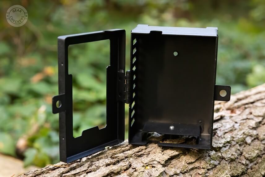 Na skvele spracovanom ochrannom boxe nám chýbajú len predvŕtané otvory v zadnej časti (otvor, ktorý vidno na fotografíí slúži len pre odloženie poistného šróbika).