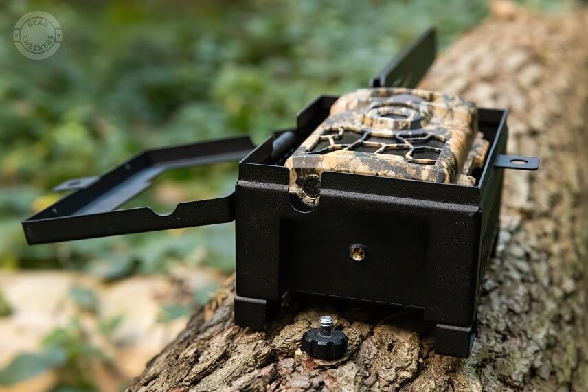 Poistný šróbik spája telo fotopasce s ochranným boxom.