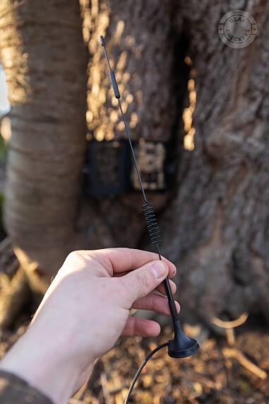 V náročných podmienkach so slabým signálom je k fotopasci možné pripojiť externú anténu so zosilovačom signálu a 3 m dlhým káblom. Táto anténa však nie je súčasťou balenia.