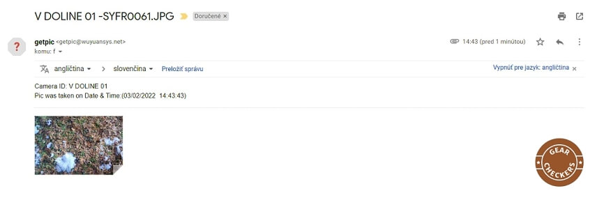 Každá správa z fotopasce obsahuje okrem fotky aj názov fotopasce alebo lokality (V DOLINE 01) a poradové číslo fotky (SYFR0061.JPG). Okrem toho aj dátum a čas vzniku záznamu.
