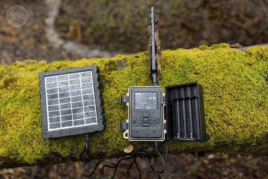 Vďaka zabudovanej 3 000 mAh batérii dokáže OXE Spider 4G po napojení na solárny panel fungovať aj bez klasických AA batérii. Vždy je ich však dobré použiť ako záložný zdroj energie a solárny panel pred prvým použitím nabiť na plnú kapacitu.