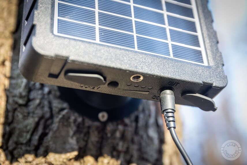 Spojenie solárneho panela a fotopasce zabezpečuje 1 m dlhý kábel s gumovým tesnením okolo konektorov, ktoré bráni prenikaniu vody a vlhkosti. Zariadenie je teda pripravené fungovať za každých podmienok priamo v lese. Vstupný konektor (IN) slúži pre nabíjanie solárneho panela zo siete, výstupný konektor (OUT) zase na spojenie s fotopascou.