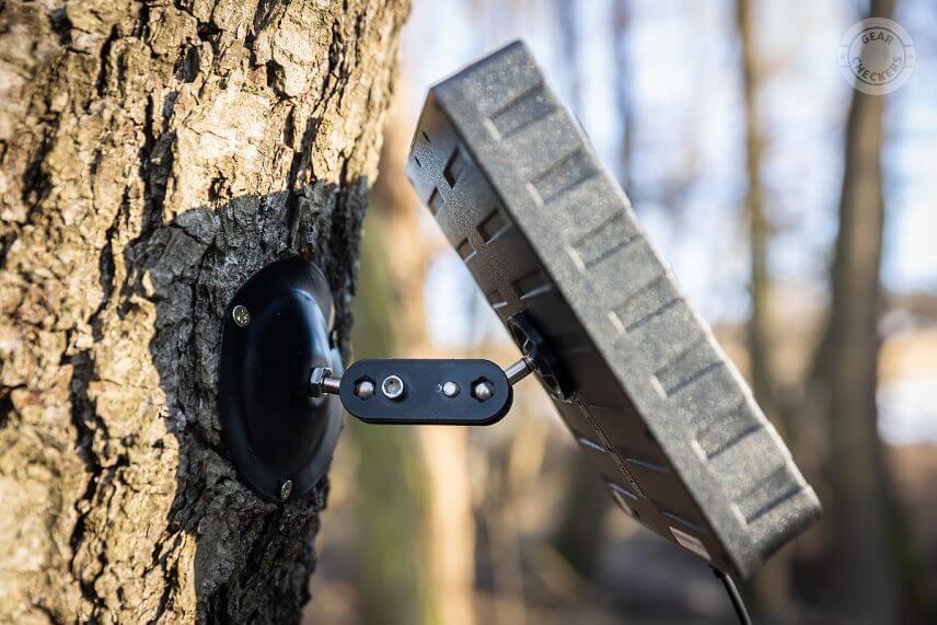 Pomocou polohovateľného zariadenia, ktoré je súčasťou balenia, viete solárny panel orientovať priamo k slnečným lúčom.