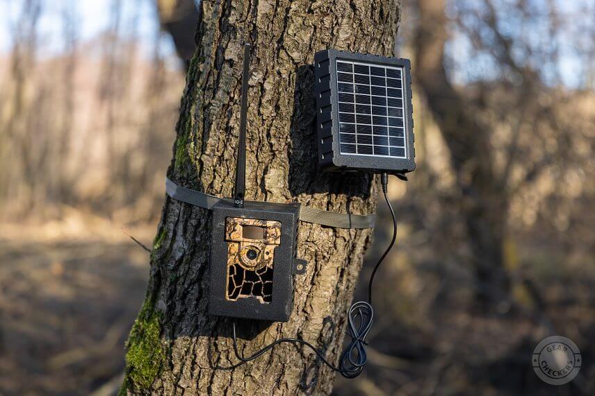 Solárny panel navrhnutý špeciálne pre fotopasce OXE sa postará o takmer neobmedzenú dobu prevádzky bez nutnosti vymieňať vo fotopasci batérie.