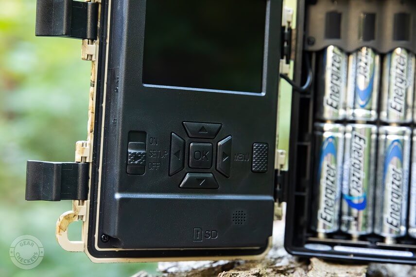 Používanie fotopasce uľahčujú veľké tlačidlá a intuitívne ovládanie.