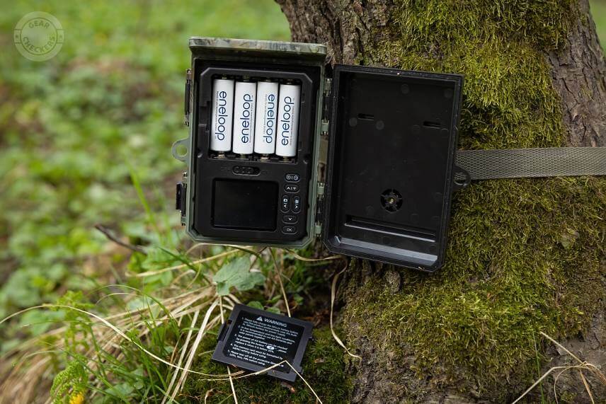 Priestor pre 4 záložné AA batérie sa nachádza vo vnútri fotopasce. Primárnym zdrojom energie je zabudovaná batéria dobíjaná solárnym panelom.