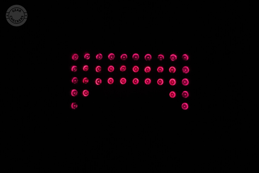 Detailný pohľad na nočný prísvit, ktorý zabezpečuje 36 LED diód s vlnovou dĺžkou 850 nm. Jedná sa teda o viditeľné svetelné spektrum. Voľným okom však vidno iba svietiace diódy pri čelnom pohľade na snímajúcu fotopascu. Na snímanej scéne nevidno žiadne svetlo či tiene, ktoré by fotopascu prezrádzali.