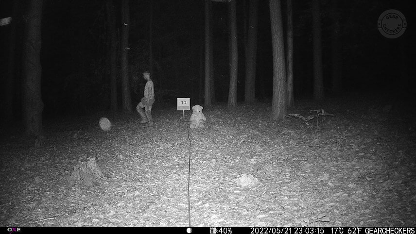 Vzdialenosť objektu od fotopasce: 10 m. Nočný prísvit v režime AUTO, expozičný čas 1/30s.