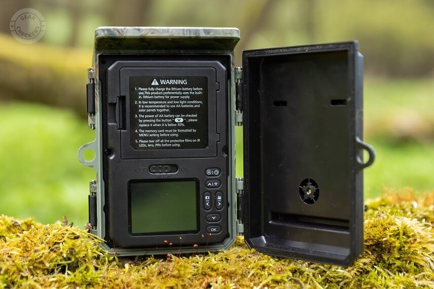 Vo vnútri sa nachádza 2” farebný displej, ON-OFF prepínač, 6 ovládacích tlačidiel, priestor pre 4 AA batérie a slot na microSD kartu s kapacitou až 256 GB. 