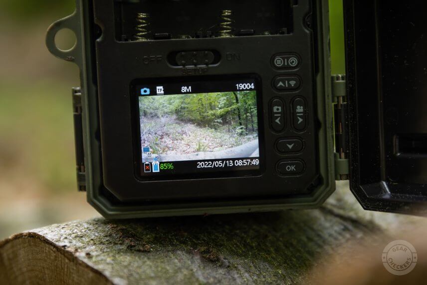 Modrá ikona solárneho panelu vlavo dole, indikuje dostatočne silné žiarenie pre dobíjanie zabudovanej batérie.