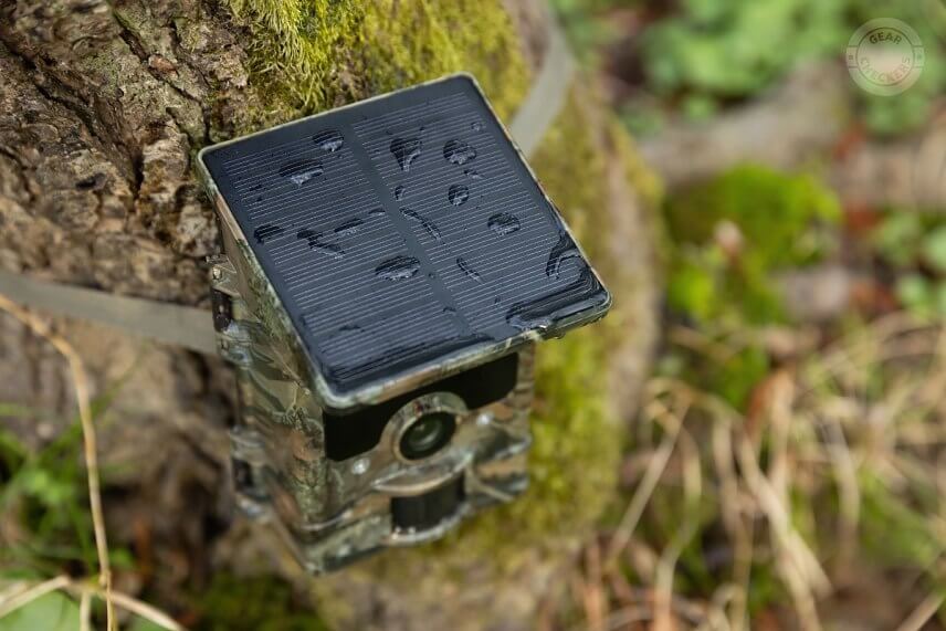 Solárny panel s 20 fotovoltickými článkami a rozmermi 9 x 9 cm dobíja zabudovanú batériu so 4400 mAh kapacitou. Taktiež čiastočne chráni fotoaparát a pohybový senzor pred dažďom či snežením.