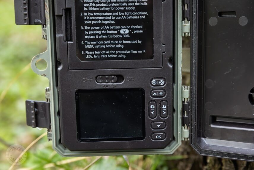 Ovládacie tlačidlá sú pomerne malé a nakopené blízko pri sebe, OXE Viper teda nie je z pohľadu ergonómie a praktickosti ovládania to najlepšie, čo nám zatial prešlo rukami. Odpoveďou na tento mierny nedostatok je mobilná aplikácia, ktorá plne nahrádza funkcie ovládacích prvkov.