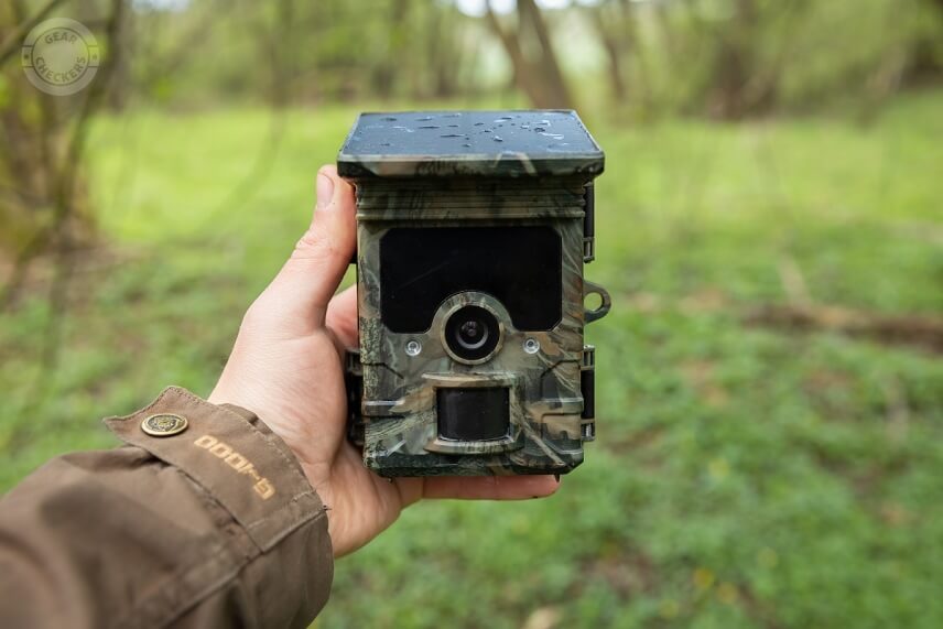 OXE Viper patrí medzi stredne veľké fotopasce. Na prednej strane nájdeme nočný prísvit, fotoaparát a pohybový senzor.