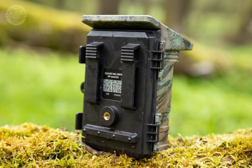 Zadná strana fotopasce je vybavená úchytmi pre závesný popruh a lanový zámok s priemerom 8 mm. Na tele fotopasce nájdeme taktiež očko, ktoré slúži na jej uzamknutie. Očko má priemer 8 mm, na uzamknutie teda možno použiť zámok s hrúbkou strmeňa 7 mm.