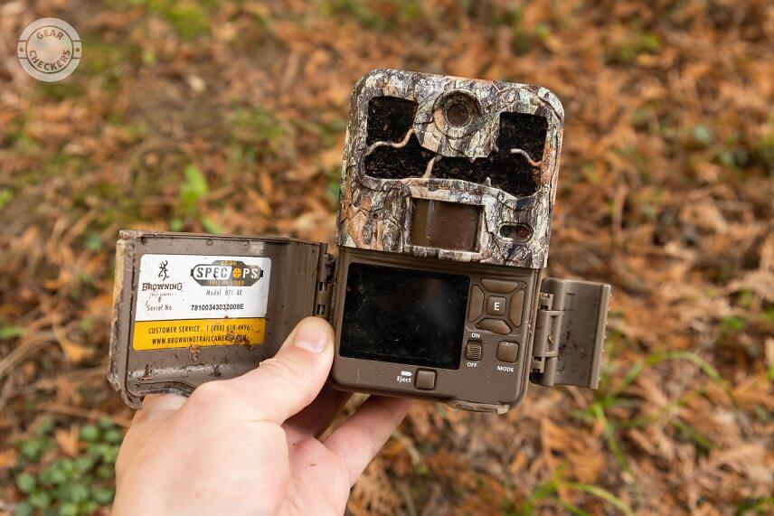 Medveďom rozhryzená fotopasca Browning.