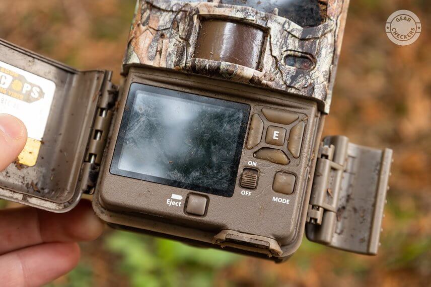 Medveďom rozhryzená fotopasca Browning.