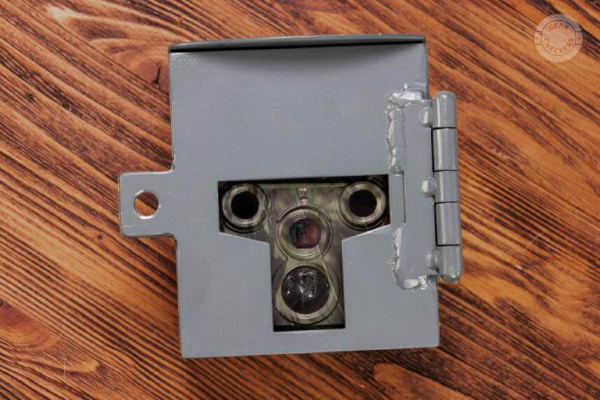 Napriek tomu, že sme mali fotopascu zamknut&uacute; v mas&iacute;vnom kovovom boxe z 2 mm plechu a trčalo z nej iba nevyhnutn&eacute; minimum, na&scaron;iel ďateľ to najslab&scaron;ie miesto.