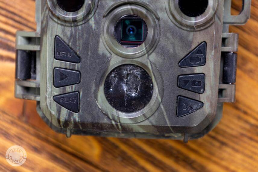 Ďateľ rozďobal pohybov&yacute; senzor, kv&ocirc;li čomu prestala fotopasca fungovať.