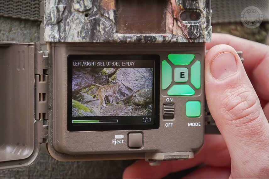 Prezeranie z&aacute;berov na displeji fotopasce.