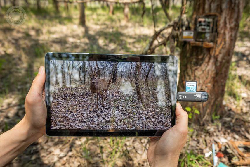 Na veľkom displeji tabletu uvid&iacute;te v&scaron;etky detaily a r&yacute;chlej&scaron;ie prejdete obsah pam&auml;ťovej karty z fotopasce.