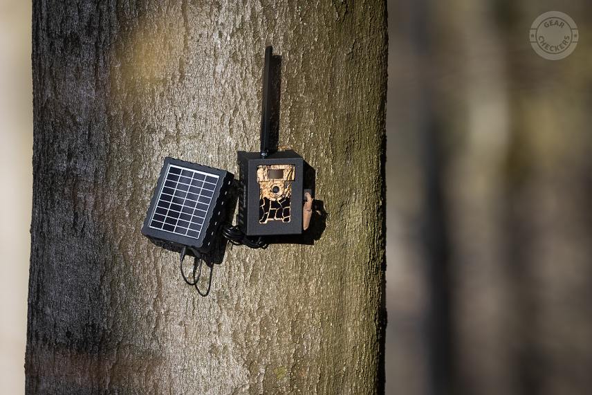 Fotopasca OXE Spider 4G s pripojeným externým solárnym panelom. 