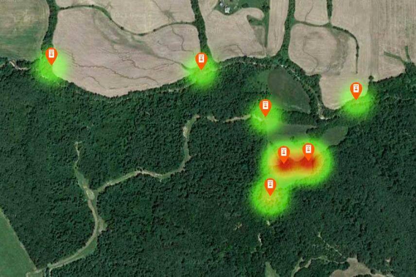 Tepeln&aacute; mapa pohybov zveri v čase a priestore, vygenerovan&aacute; v platforme DeerLab na z&aacute;klade z&aacute;znamov z fotopasc&iacute; (Zdroj: deerlab.com).