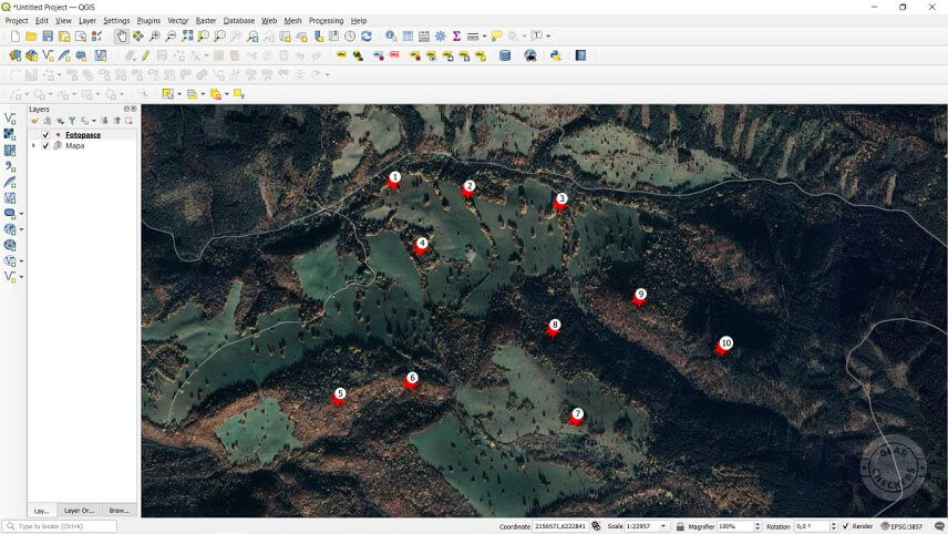 Poloha fotopasc&iacute; a ich poradov&eacute; č&iacute;sla zobrazen&eacute; v prostred&iacute; QGIS.