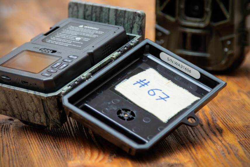 Fyzick&eacute; označenie fotopasce pom&ocirc;že predch&aacute;dzať zm&auml;tkom pri zbieran&iacute; d&aacute;t, najm&auml; pokiaľ fotopasce kontroluje viacero ľud&iacute; z t&iacute;mu.