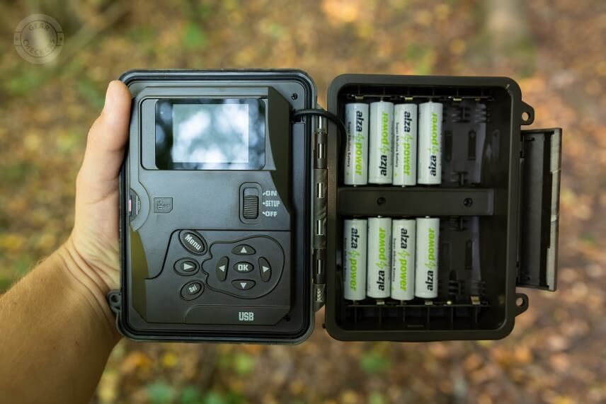 Má klasickú otvárateľnú konštrukciu, s displejom a ovládacími prvkami vo vnútri.