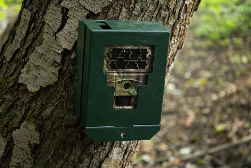 K fotopasci sa dá dokúpiť taktiež kovový ochranný box.