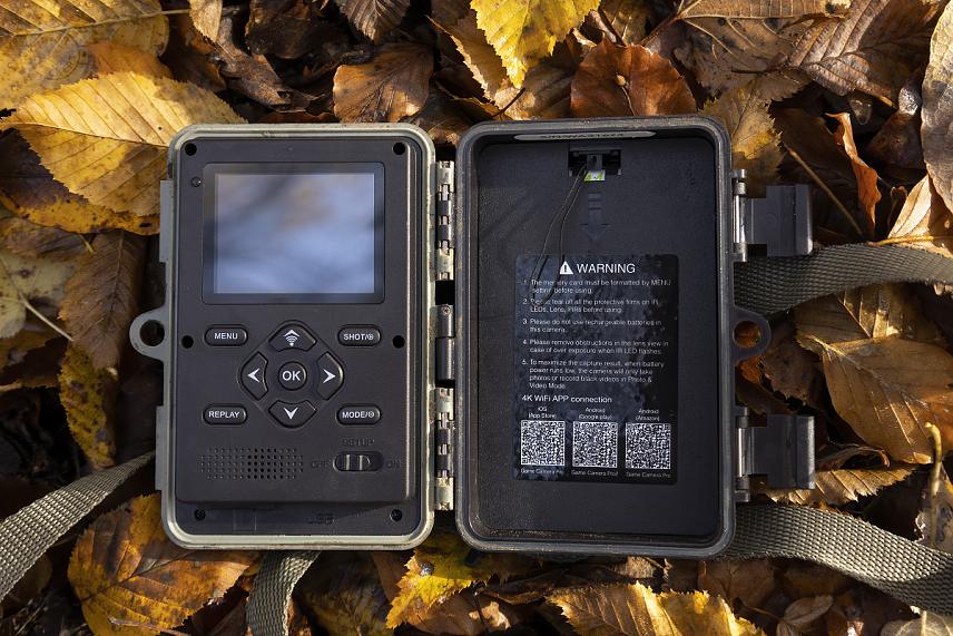 Priestor pre 8 AA batérii je chránený plastovým krytom.