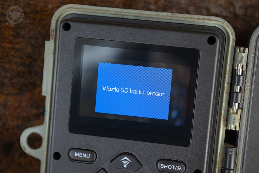 Ak do fotopasce zabudnete vložiť pamäťovú kartu, fotopasca vás na to upozorní a nedovolí vám pokračovať.
