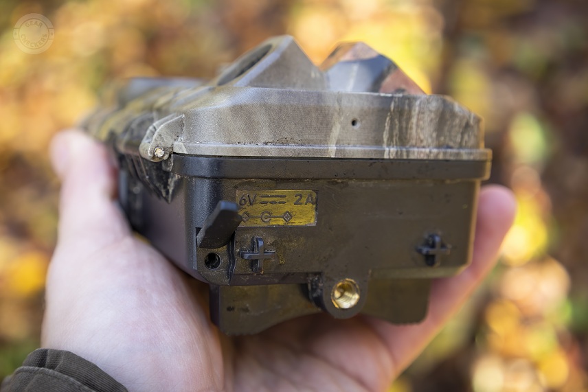 Na napájanie môžete použiť aj 6V externý zdroj. Vstup pre konektor je umiestnený na spodnej strane pod gumovým tesnením .