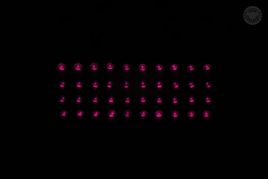 Nočný prísvit zabezpečuje 40 LED diód s vlnovou dĺžkou 850 nm, jedná sa teda o viditeľný nočný prísvit.